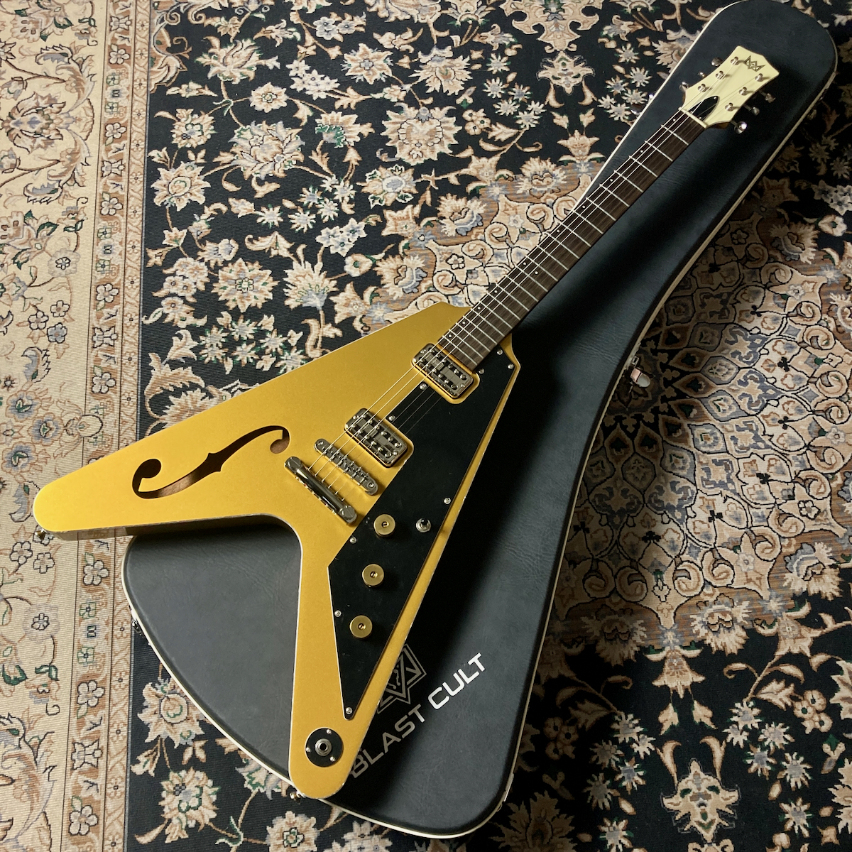 Blast Cult Hollow V Gold w/ Stop Tail / TV Jones